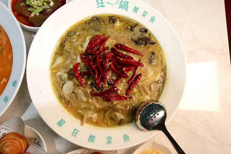 吃。台南市。美食|中西區。「狂一鍋酸菜魚-台南中山店」。。