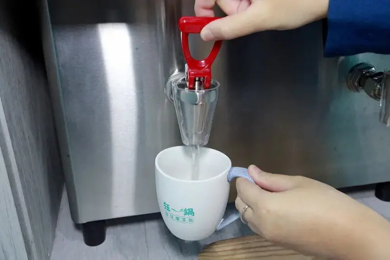 吃。台南市。美食|中西區。「狂一鍋酸菜魚-台南中山店」。。