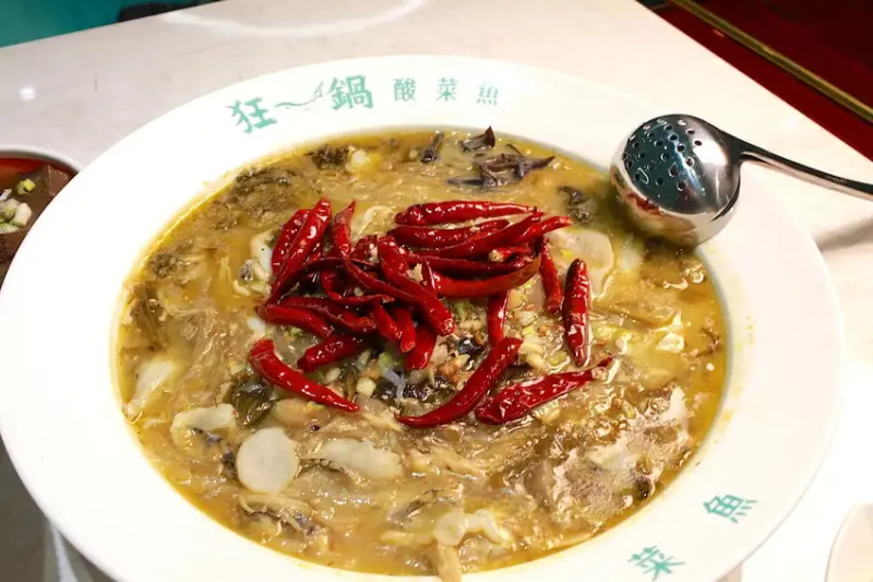 吃。台南市。美食|中西區。「狂一鍋酸菜魚-台南中山店」。。