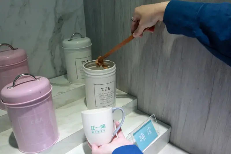 吃。台南市。美食|中西區。「狂一鍋酸菜魚-台南中山店」。。