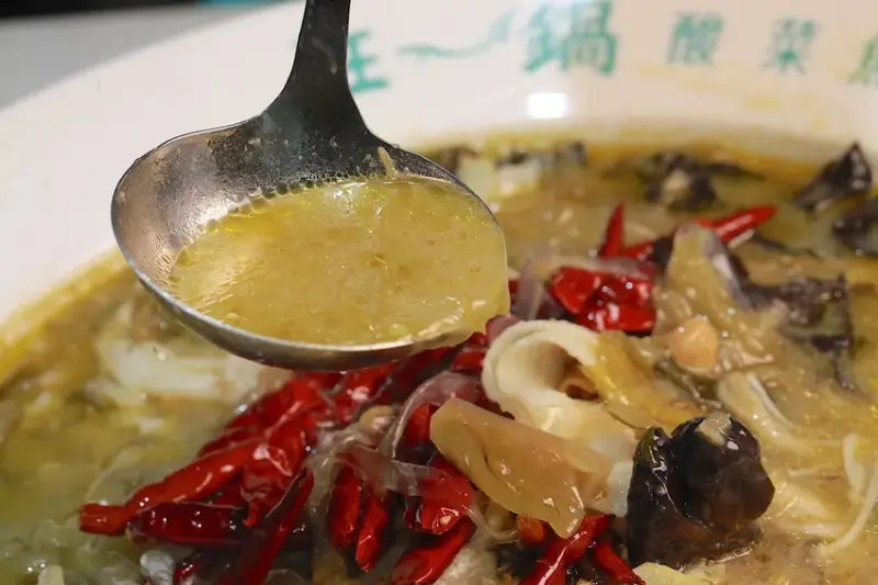 吃。台南市。美食|中西區。「狂一鍋酸菜魚-台南中山店」。。