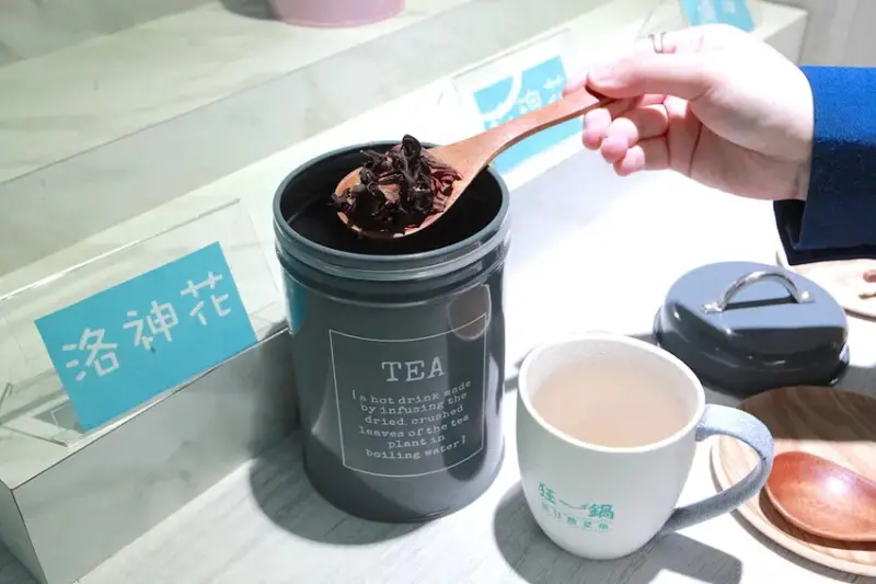 吃。台南市。美食|中西區。「狂一鍋酸菜魚-台南中山店」。。