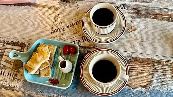 瑞芳咖啡廳推薦「Bean角 Cafe」車站旁河景咖啡，90元起享受超值套餐。