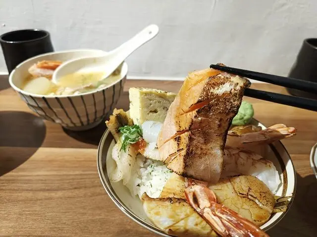 一刺生魚片丼飯15