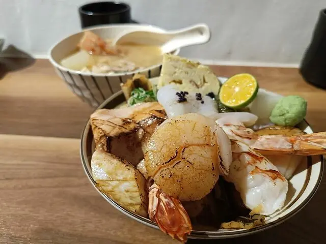 一刺生魚片丼飯16