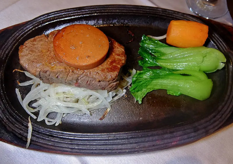 紅爐牛排, 過了十年還是一個人吃的老式西餐鐵板牛排!!