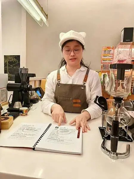 西門萬華-咖易啡命理咖啡館-感到累了嗎?來這喝一杯咖啡吃個輕