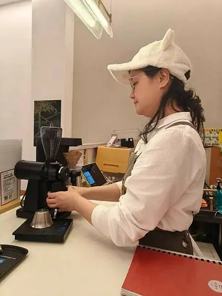 西門萬華-咖易啡命理咖啡館-感到累了嗎?來這喝一杯咖啡吃個輕