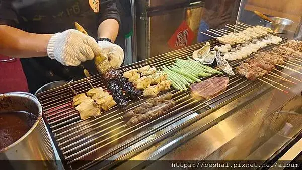 去士林夜市不要再吃炭烤雞排了｜推薦一家超讚烤雞正宗的雞老闆桶