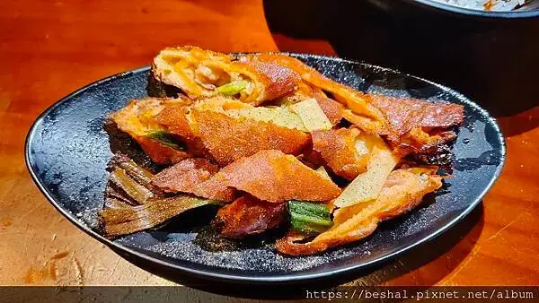 去士林夜市不要再吃炭烤雞排了｜推薦一家超讚烤雞正宗的雞老闆桶