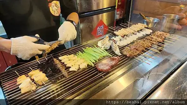 去士林夜市不要再吃炭烤雞排了｜推薦一家超讚烤雞正宗的雞老闆桶