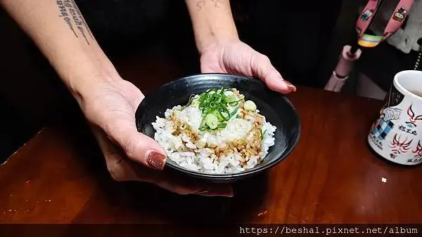 去士林夜市不要再吃炭烤雞排了｜推薦一家超讚烤雞正宗的雞老闆桶