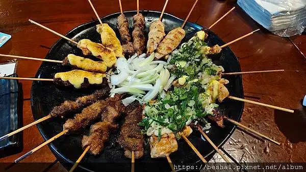 去士林夜市不要再吃炭烤雞排了｜推薦一家超讚烤雞正宗的雞老闆桶