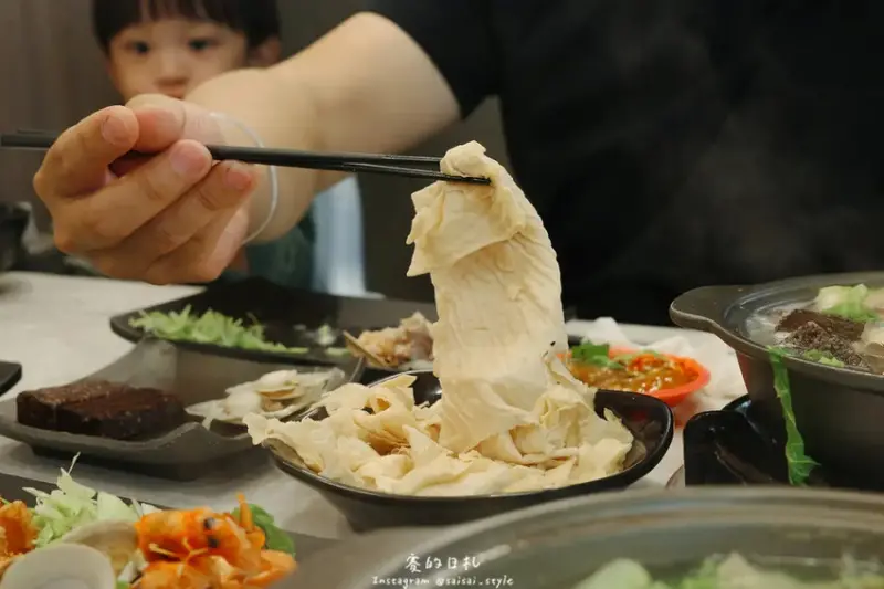 岩橙豐饌湯鍋｜台中東海美食｜平價美味滿分的海鮮與濃郁湯底大滿