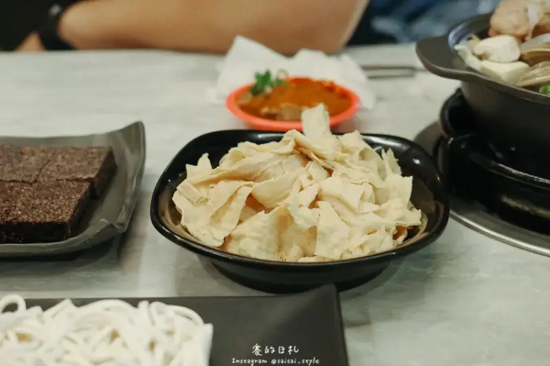 岩橙豐饌湯鍋｜台中東海美食｜平價美味滿分的海鮮與濃郁湯底大滿