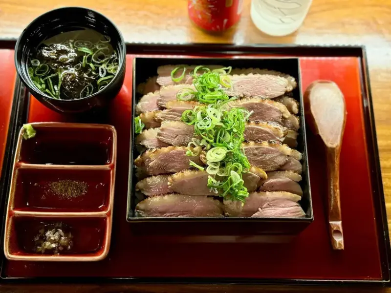 【大安美食】鴨箱：隱藏在通化街夜市新開幕的台北日式炙燒鴨肉飯專門店︱秘製醬汁、現點現做（內有菜單價格）