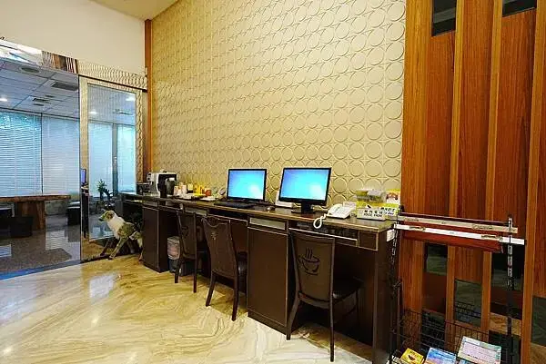1F-商務中心 使用電腦 網路 咖啡機 點心.jpg