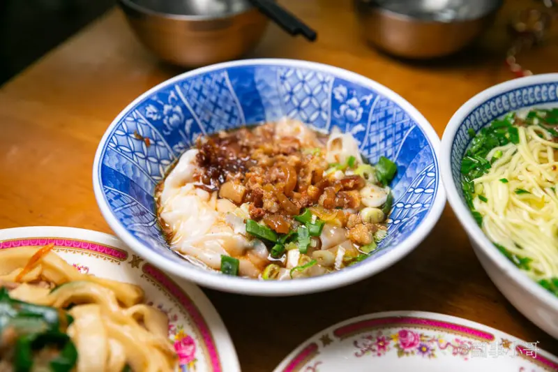 桃園楊梅高CP值小吃店推薦-高榮小吃店，經濟實惠的代名語！便宜好吃的餐點讓店裡總是門庭若市 @圍事小哥的幸福相框