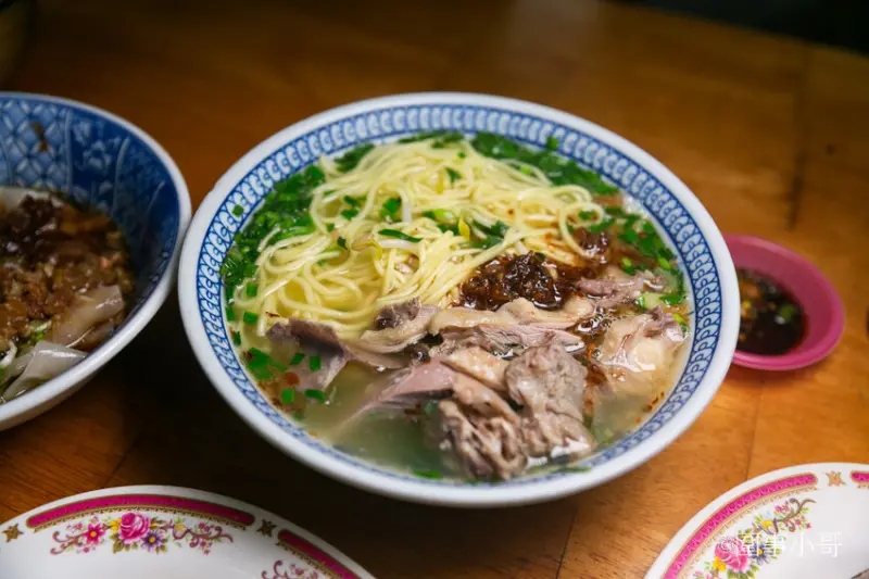 桃園楊梅高CP值小吃店推薦-高榮小吃店，經濟實惠的代名語！便宜好吃的餐點讓店裡總是門庭若市 @圍事小哥的幸福相框