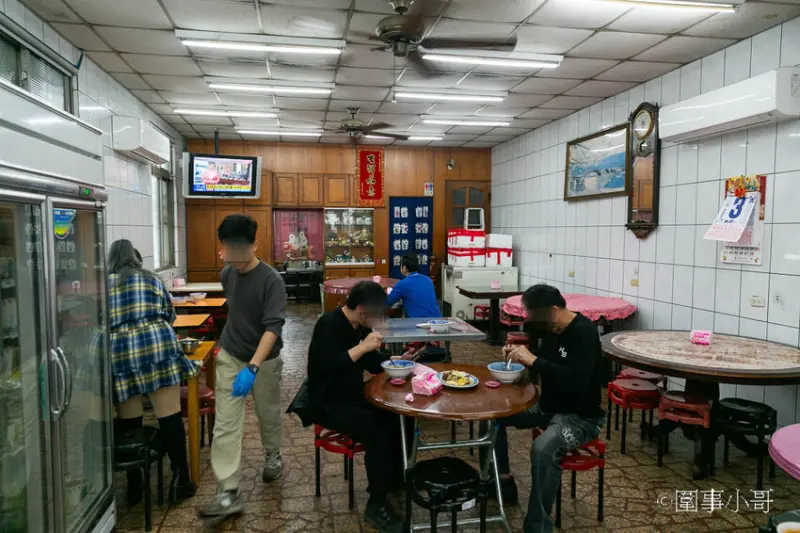 桃園楊梅高CP值小吃店推薦-高榮小吃店，經濟實惠的代名語！便宜好吃的餐點讓店裡總是門庭若市 @圍事小哥的幸福相框