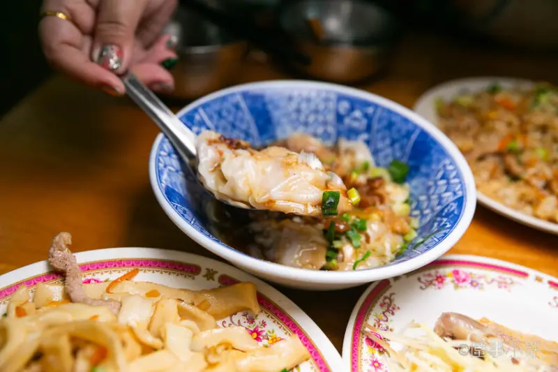 桃園楊梅高CP值小吃店推薦-高榮小吃店，經濟實惠的代名語！便宜好吃的餐點讓店裡總是門庭若市 @圍事小哥的幸福相框