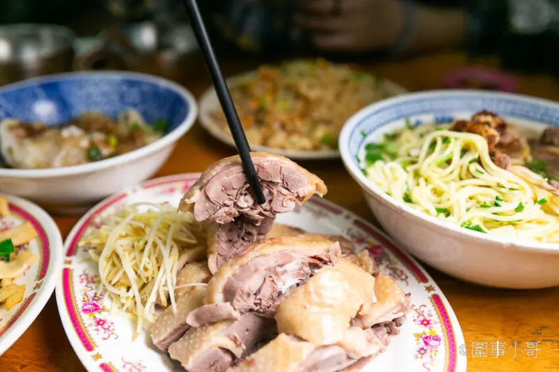 桃園楊梅高CP值小吃店推薦-高榮小吃店，經濟實惠的代名語！便宜好吃的餐點讓店裡總是門庭若市 @圍事小哥的幸福相框