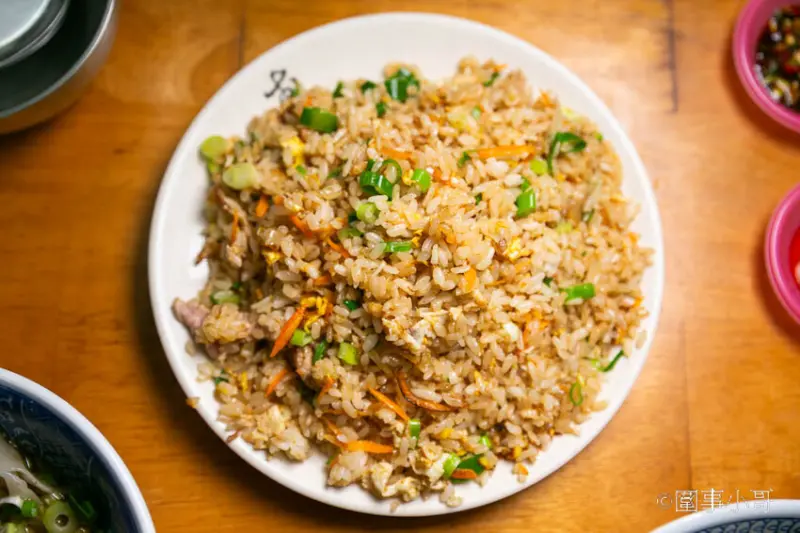 桃園楊梅高CP值小吃店推薦-高榮小吃店，經濟實惠的代名語！便宜好吃的餐點讓店裡總是門庭若市 @圍事小哥的幸福相框