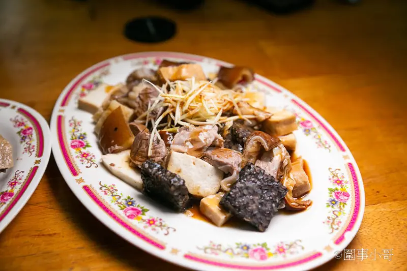 桃園楊梅高CP值小吃店推薦-高榮小吃店，經濟實惠的代名語！便宜好吃的餐點讓店裡總是門庭若市 @圍事小哥的幸福相框