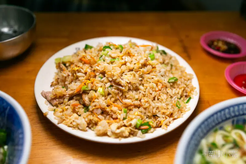 桃園楊梅高CP值小吃店推薦-高榮小吃店，經濟實惠的代名語！便宜好吃的餐點讓店裡總是門庭若市 @圍事小哥的幸福相框