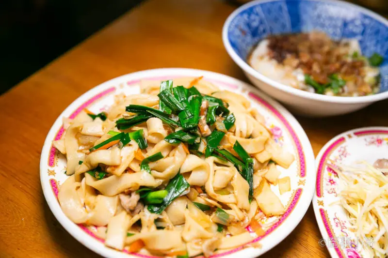 桃園楊梅高CP值小吃店推薦-高榮小吃店，經濟實惠的代名語！便宜好吃的餐點讓店裡總是門庭若市 @圍事小哥的幸福相框