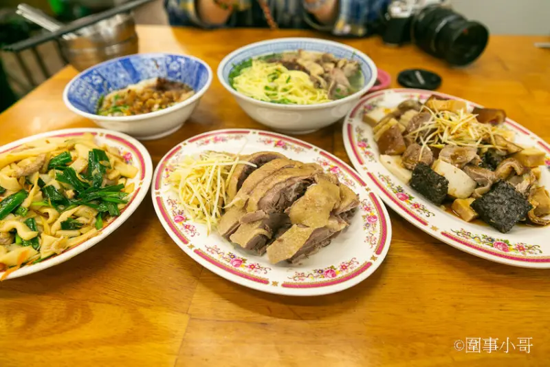 桃園楊梅高CP值小吃店推薦-高榮小吃店，經濟實惠的代名語！便宜好吃的餐點讓店裡總是門庭若市 @圍事小哥的幸福相框