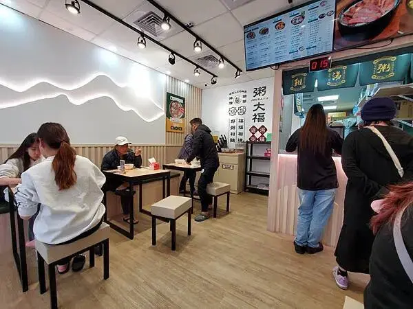 粥大福土城學府店用餐環境.jpg