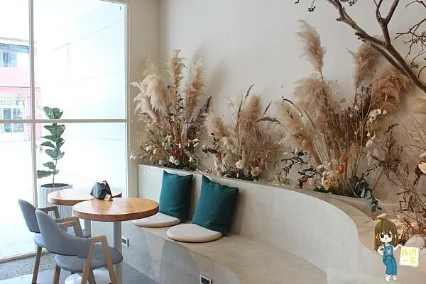 桃園平鎮 穿越乾燥花海，漫步浪漫韓系咖啡館 — 禾曼咖啡 H