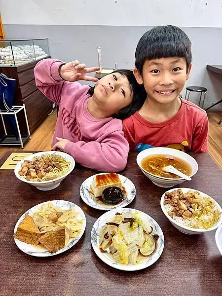 台中北區美食 巷弄老味道 鄉味赤肉羹 獨特的魷魚羹 傳統家鄉