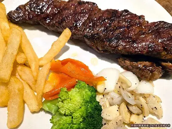 TNT美式炭烤牛排12-美國霜降翼板牛排側寫.jpg