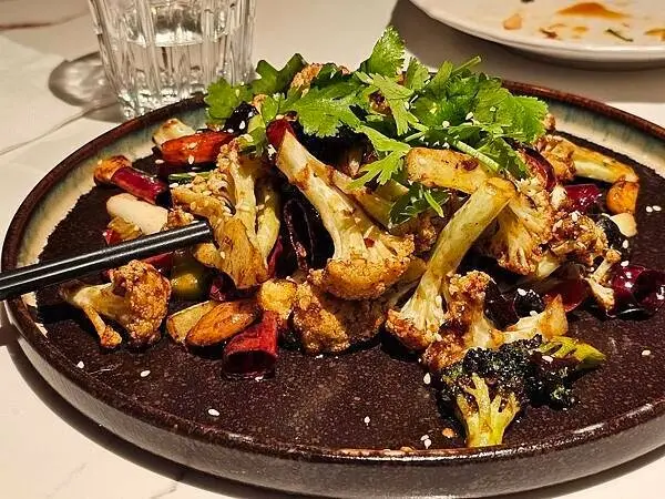 (胖樺食記)六張犁超推薦時尚川菜館「弎弎川酒」/好吃酸菜魚扁