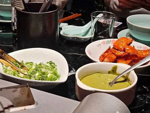 (胖樺食記)民生社區預約困難「李白白鴛鴦麻辣鍋」/鍋底如藝術