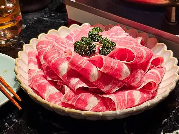 (胖樺食記)民生社區預約困難「李白白鴛鴦麻辣鍋」/鍋底如藝術