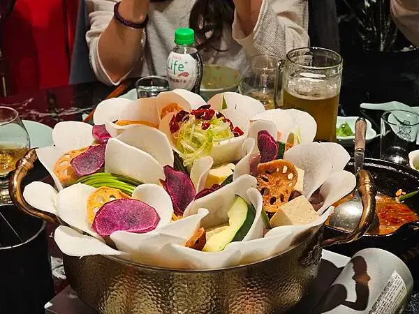 (胖樺食記)民生社區預約困難「李白白鴛鴦麻辣鍋」/鍋底如藝術