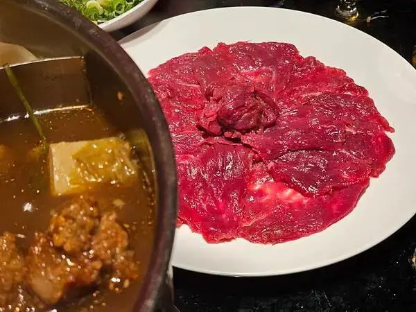 (胖樺食記)民生社區預約困難「李白白鴛鴦麻辣鍋」/鍋底如藝術