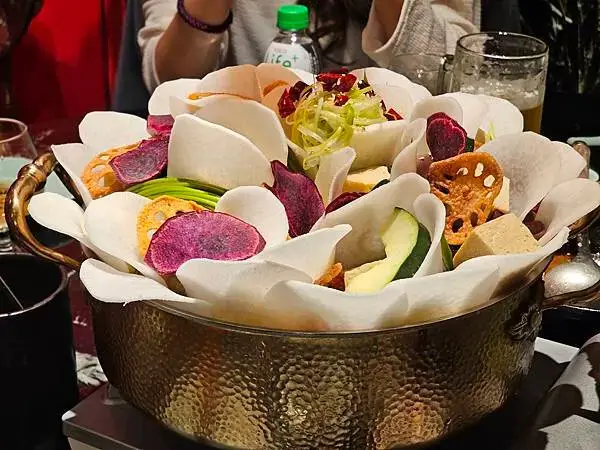 (胖樺食記)民生社區預約困難「李白白鴛鴦麻辣鍋」/鍋底如藝術