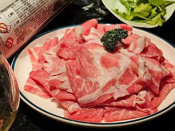 (胖樺食記)民生社區預約困難「李白白鴛鴦麻辣鍋」/鍋底如藝術