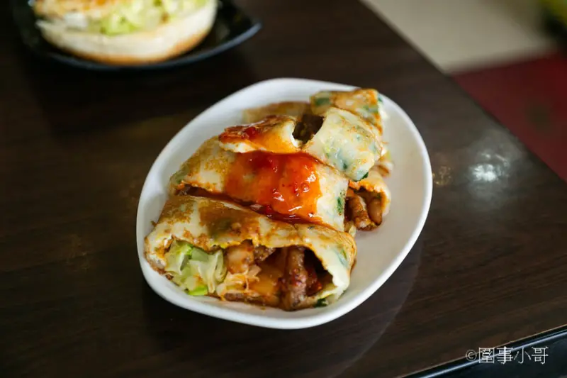 宜蘭蘇澳美食早餐-蛋餅還可以客製化？快來發揮你的想像力吧！只要蛋餅皮放得下什麼都隨便你包喔！蘇澳南山早餐馬賽分店 @圍事小哥的幸福相框