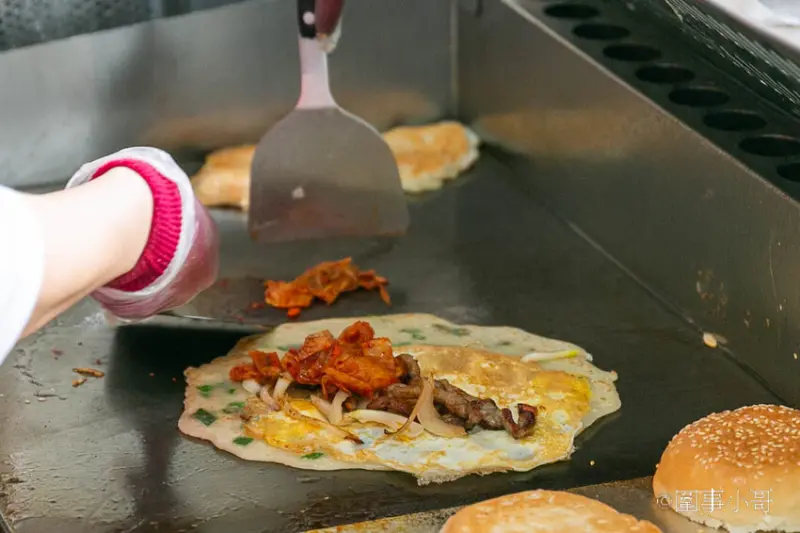 宜蘭蘇澳美食早餐-蛋餅還可以客製化？快來發揮你的想像力吧！只要蛋餅皮放得下什麼都隨便你包喔！蘇澳南山早餐馬賽分店 @圍事小哥的幸福相框
