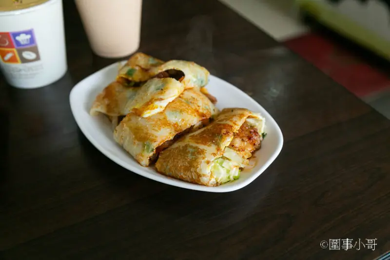宜蘭蘇澳美食早餐-蛋餅還可以客製化？快來發揮你的想像力吧！只要蛋餅皮放得下什麼都隨便你包喔！蘇澳南山早餐馬賽分店 @圍事小哥的幸福相框