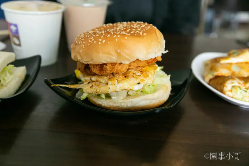 宜蘭蘇澳美食早餐-蛋餅還可以客製化？快來發揮你的想像力吧！只要蛋餅皮放得下什麼都隨便你包喔！蘇澳南山早餐馬賽分店 @圍事小哥的幸福相框