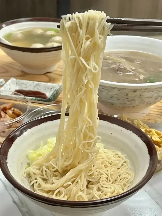 ＊（板橋美食）村村食堂～台北就能喝現沖牛肉湯！乾拌金門麵線、