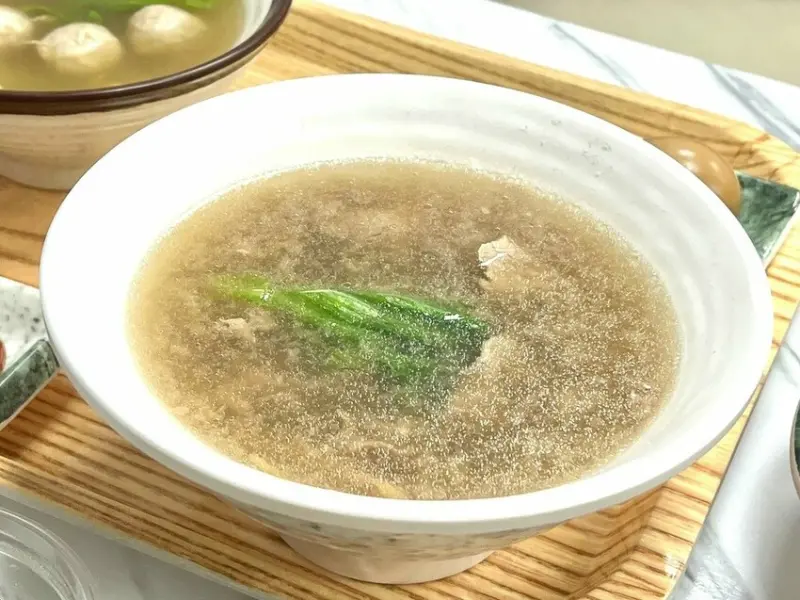＊（板橋美食）村村食堂～台北就能喝現沖牛肉湯！乾拌金門麵線、