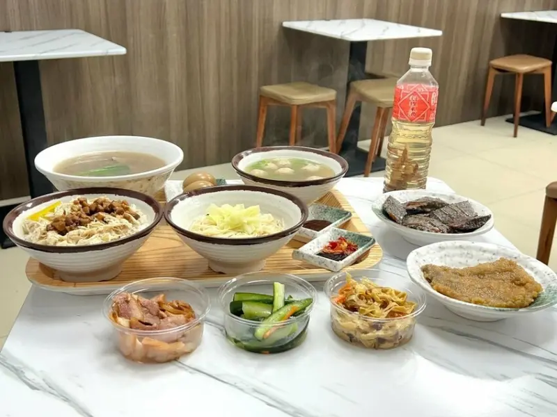 ＊（板橋美食）村村食堂～台北就能喝現沖牛肉湯！乾拌金門麵線、