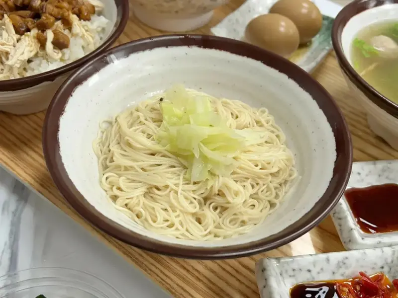 ＊（板橋美食）村村食堂～台北就能喝現沖牛肉湯！乾拌金門麵線、